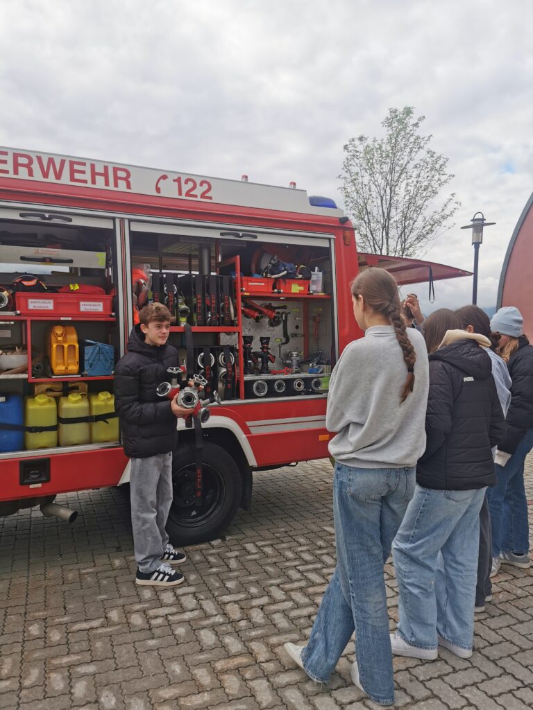 Feuerwehr hautnah – Spannendes Referat mit Feuerwehrauto