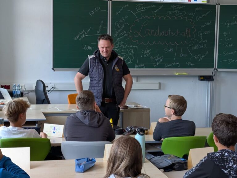 Landwirtschaft hautnah erleben – Besuch von Michael Jäger in der Sommerschule