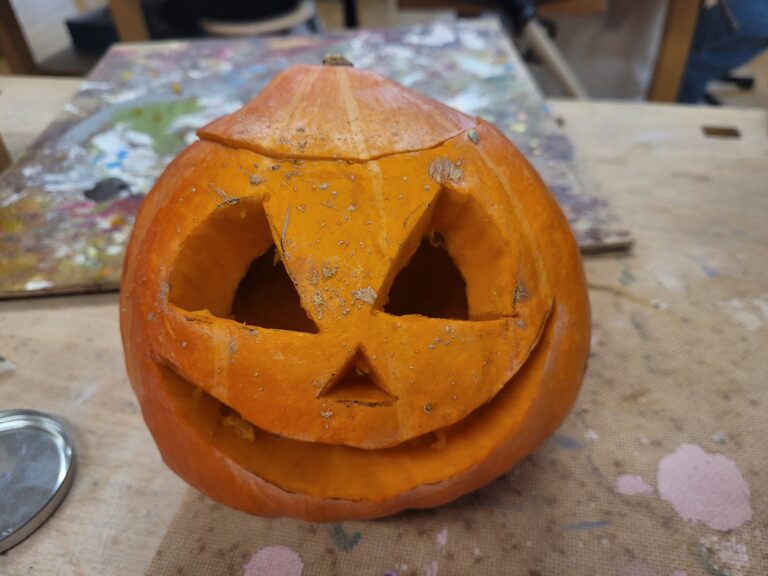 Die 1a schnitzt Kürbisse