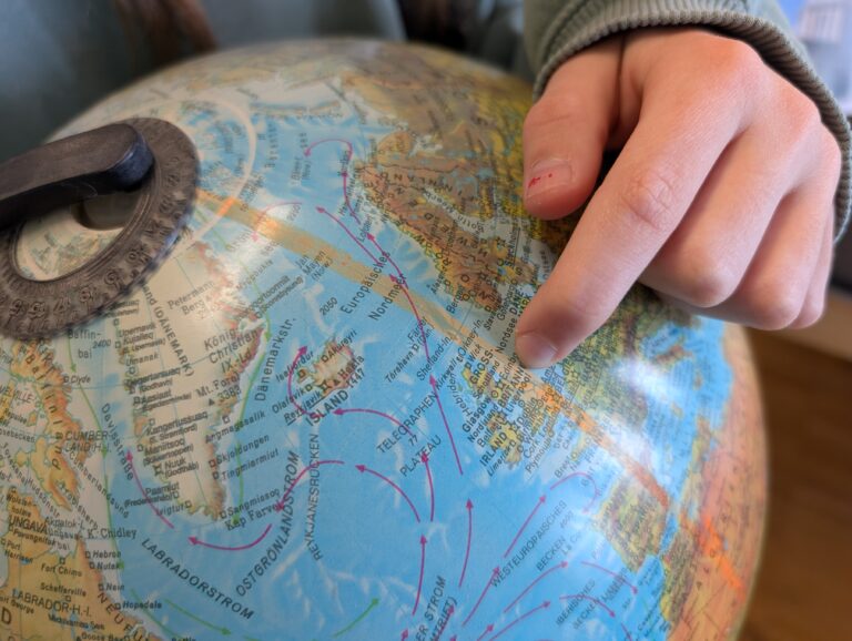 Geography Meets English: Our 1st Grade Bilingual Explorers! 🇬🇧